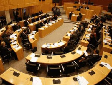 Εντάσεις στην κυπριακή βουλή - Εισβολή πολιτών στη συνεδρίαση (βίντεο)